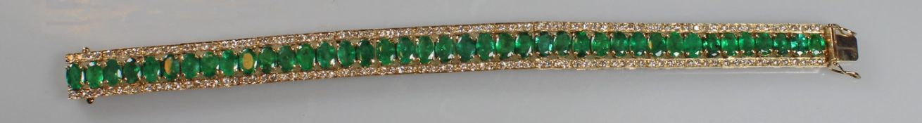 Armband, GG 585, 40 oval facettierte Smaragde 5.5 x 3.8 mm, 160 Brillanten zus. ca. 3.20 ct., 17.5