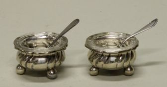 Paar Gewürzschälchen, Silber 835, Koch & Bergfeld, gedrehte Züge, auf drei Kugelfüßen, 3 cm hoch,