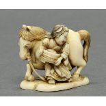 Netsuke, "Frau mit Trog und Pferd", Japan, 19. Jh., Elfenbein, geschnitzt, stellenweise farbig, am