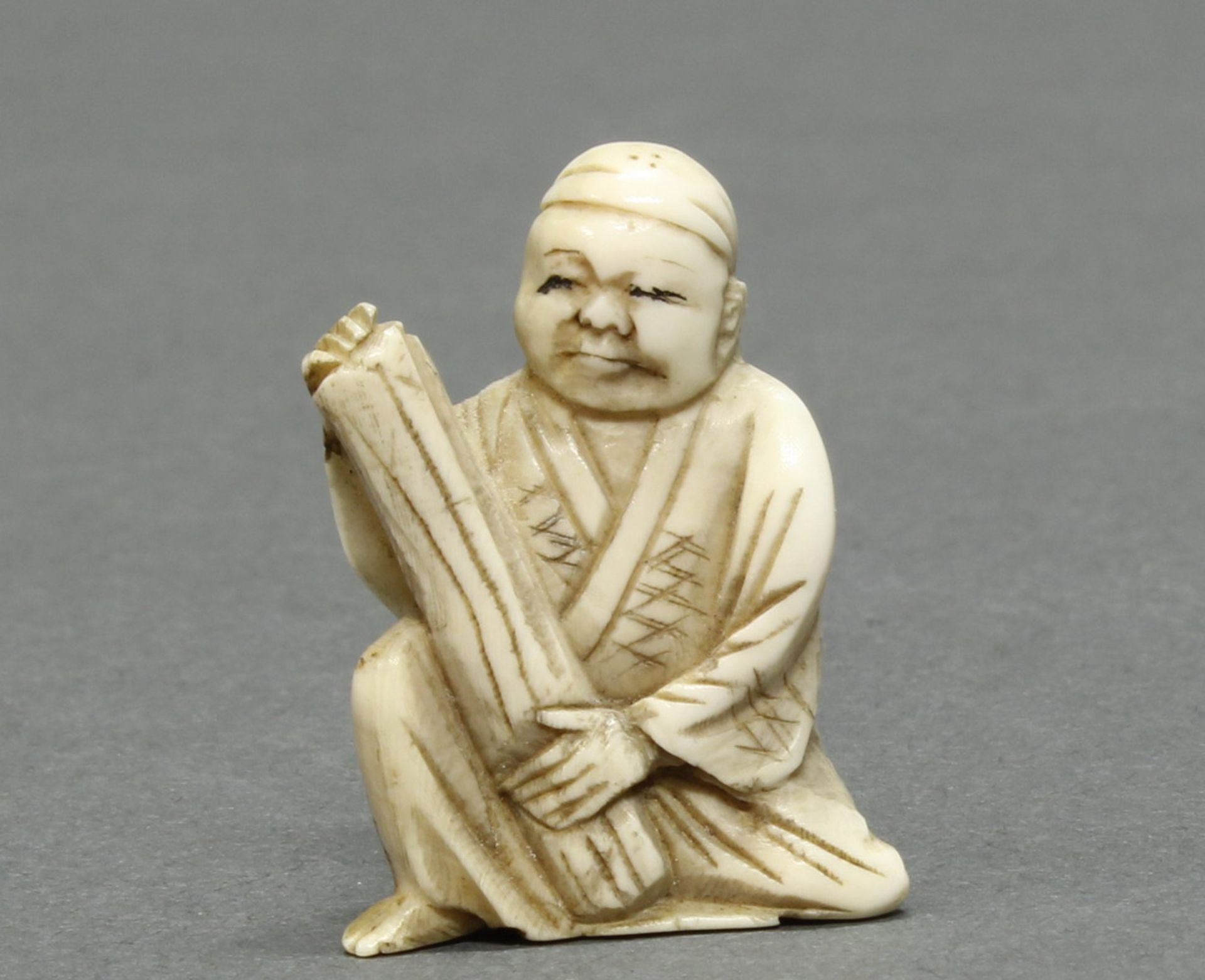 7 Netsuke, "Gottheiten und Volkstypen", Japan, Anfang 20. Jh., Elfenbein, geschnitzt, 2.5-3.5 cm - Image 8 of 8