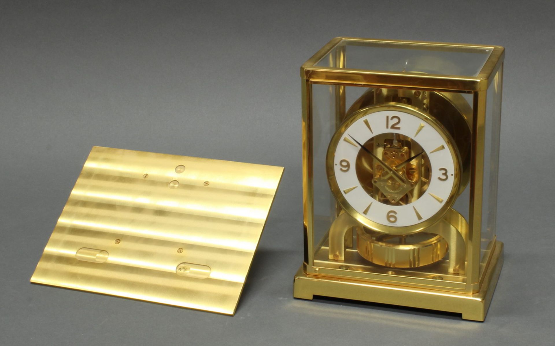 Uhr mit Wandkonsole, "Atmos", Jaeger LeCoultre, 1970er Jahre, Messinggehäuse, allseitig verglast, - Image 2 of 2