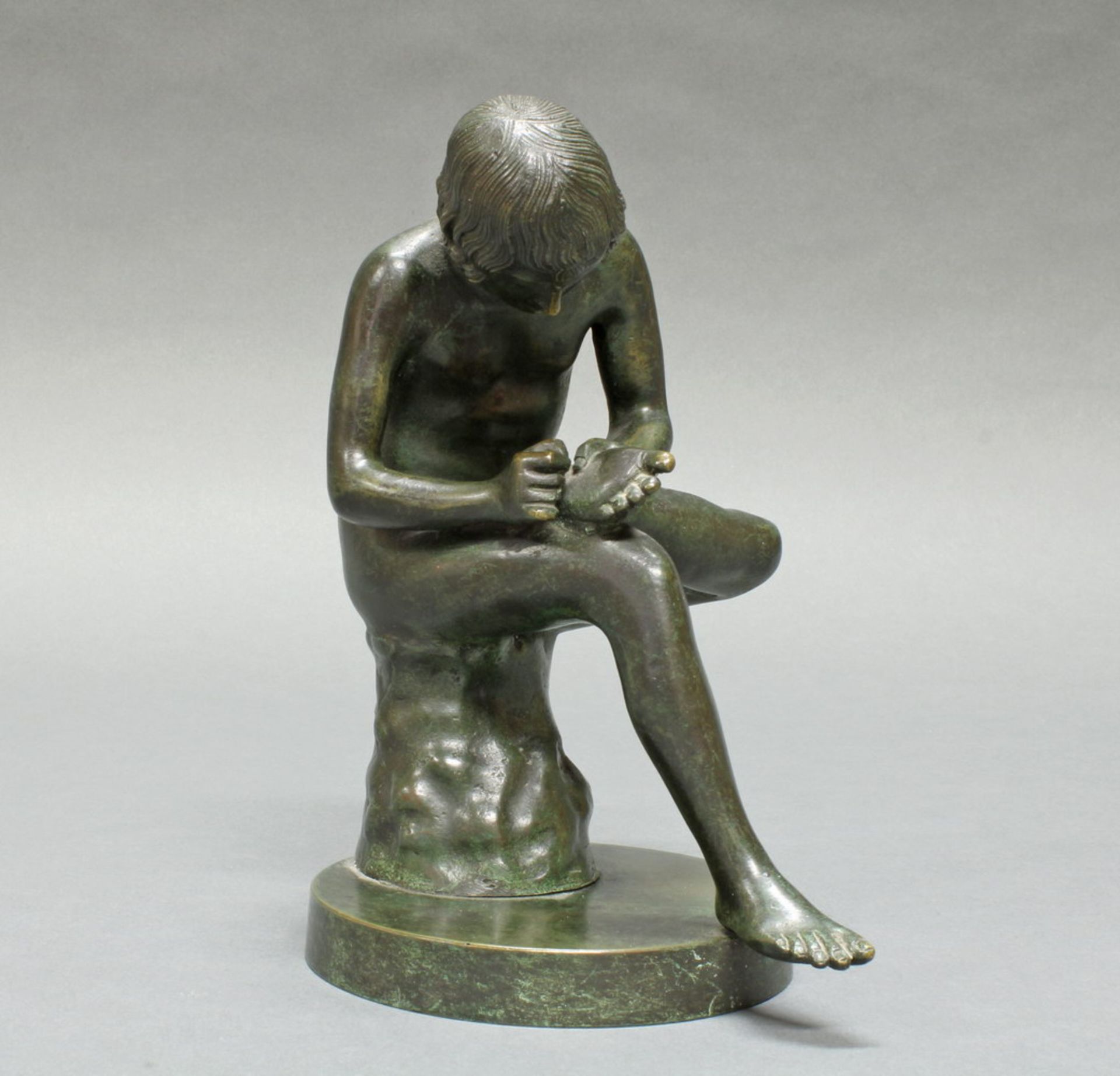 Bronze, "Kapitolinischer Dornauszieher", nach dem antiken Vorbild, 20. Jh., 19 cm hoch - Bild 2 aus 4