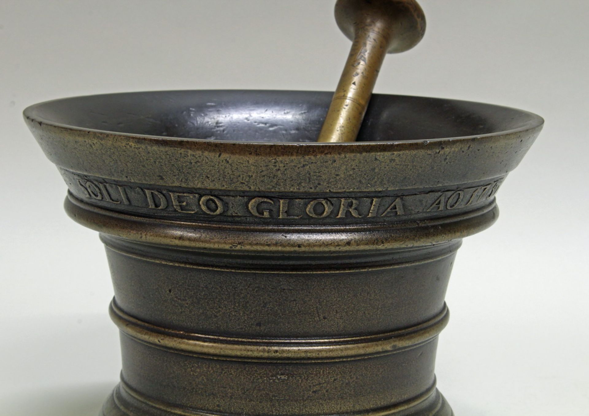 Mörser, "Soli Deo Gloria AO 1751", Flandern, 18. Jh., Bronze, Gelbguss, breite Glockenform, - Bild 2 aus 3