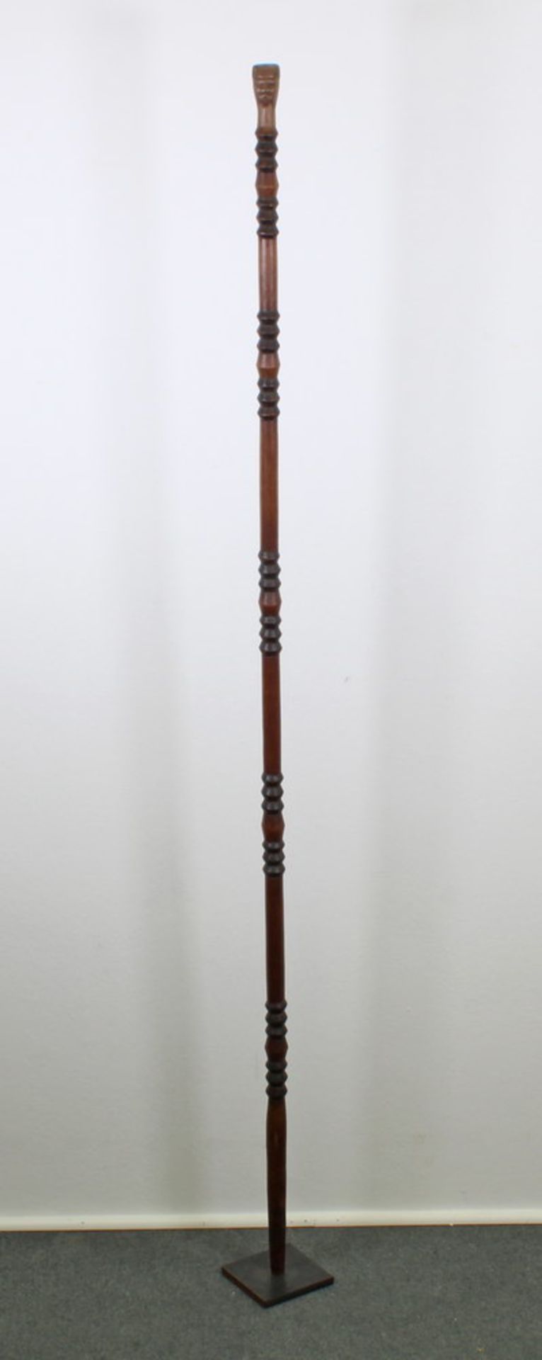 Wanderstab, Hehe, Tansania, Afrika, 20. Jh., authentisch, Holz, 144 cm hoch. Provenienz: