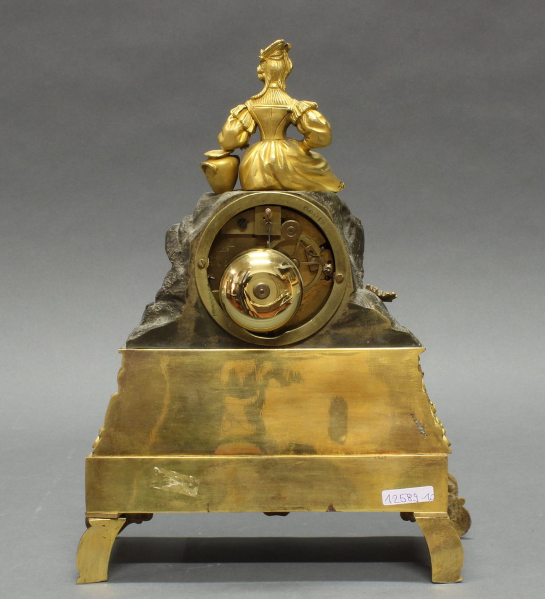 Pendule, Frankreich, um 1830/40, auf der Platine bez. G. Schmoll Paris, Metall mit Bronzeappliken, - Image 4 of 5