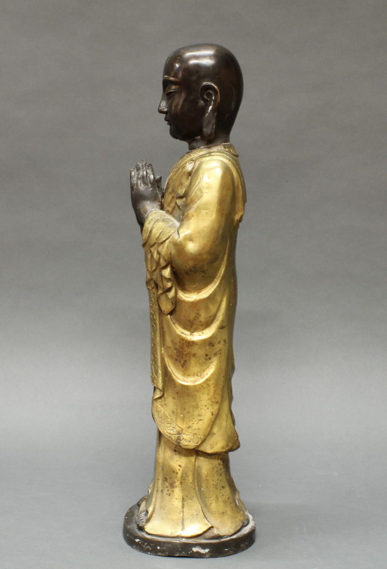 Figur, "Luohan Ananda", China, neuzeitlich, Metall, patiniert, vergoldet, stehend mit gefalteten - Bild 2 aus 4