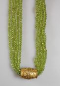 Kette, 5 Stränge kleine Peridots, Mittelteil goldfarbene Hülse, Metall-Magnetschließe, 45 cm lang,