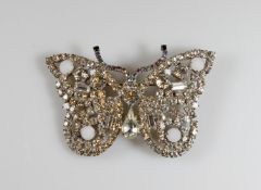 Modeschmuck-Brosche, 'Schmetterling', wohl Gablonz/Böhmen, Strass/Metall, 5 x 7.5 cm