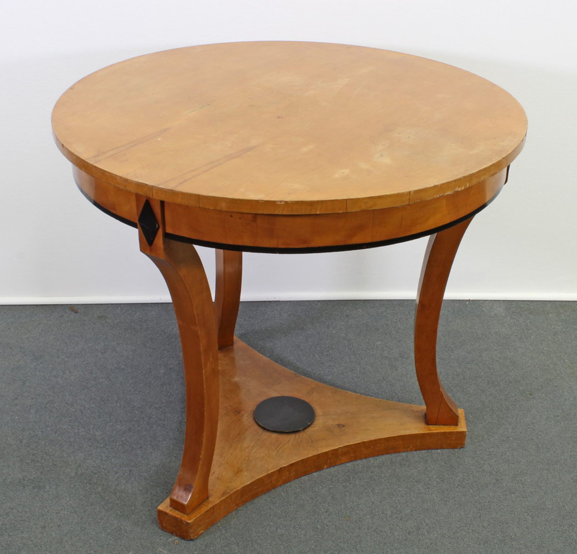 Runder Tisch, Biedermeier, um 1830, kirschbaumfarbig, drei geschwungene Beine auf dreipassigem