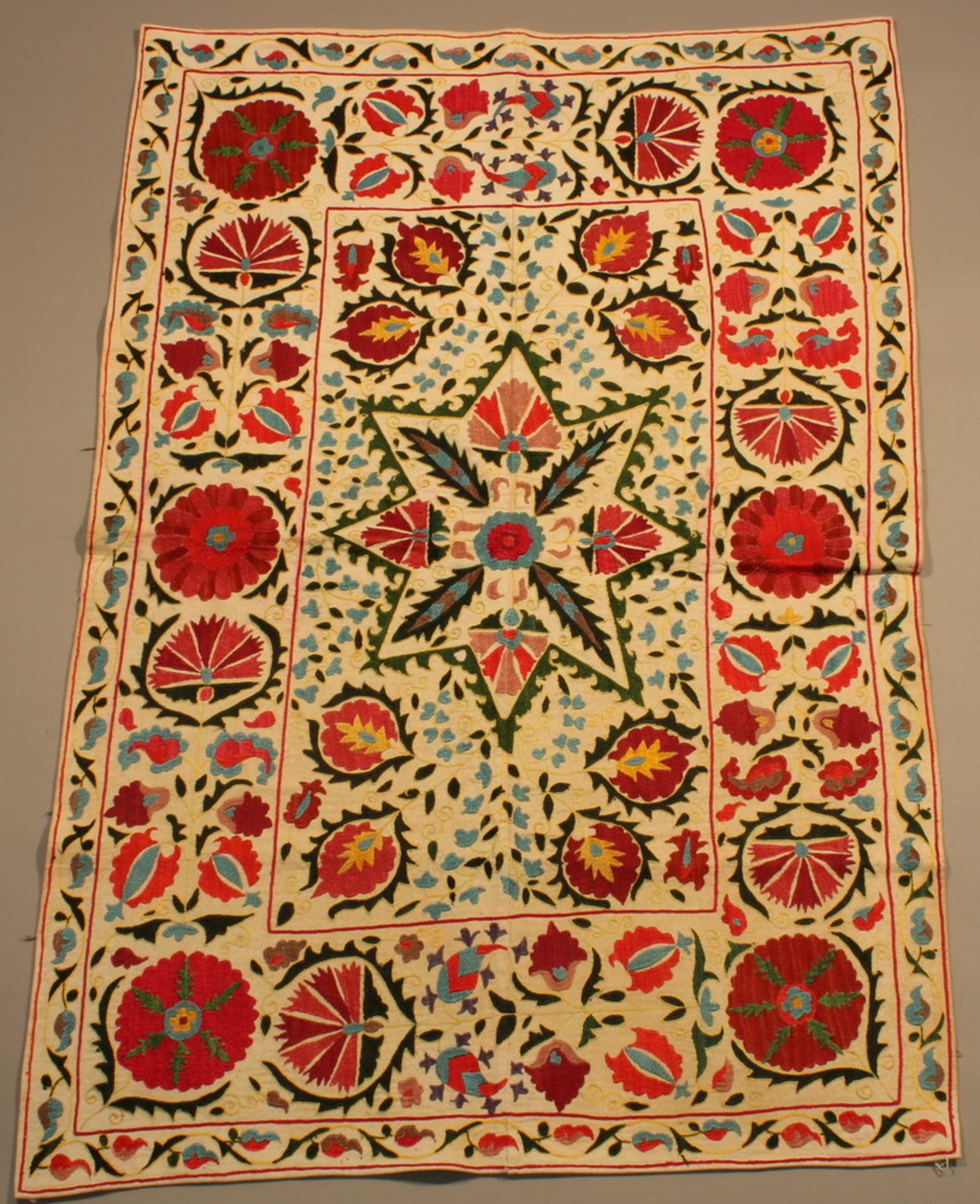 Wandbehang, Suzani, Usbekistan, Seide auf Leinen, zweibahnig, ca. 1.60 x 1.0 m