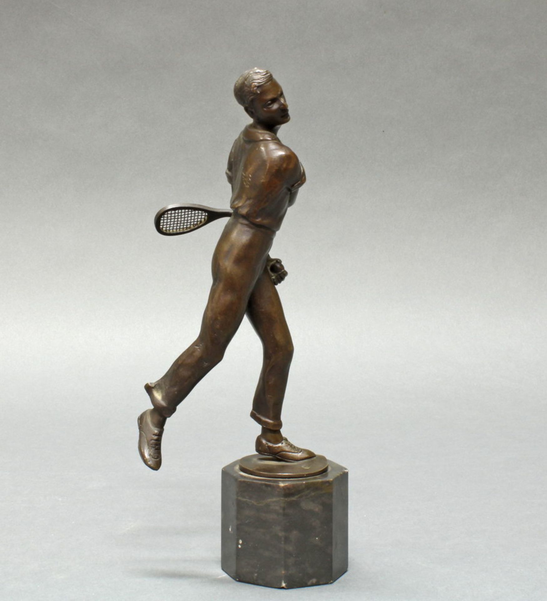 Bronze, dunkelbraun patiniert, "Tennisspieler", auf der Plinthe bezeichnet Remi, 20. Jh., auf - Image 3 of 6