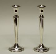 Paar Kerzenleuchter, Silber 925, runder Fuß, konischer Schaft mit Kanneluren, vasenförmige Tülle, je