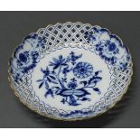 Korbschale, Meissen, Schwertermarke, 1850-1924, 1. Wahl, Zwiebelmuster, Goldrand, 24 cm