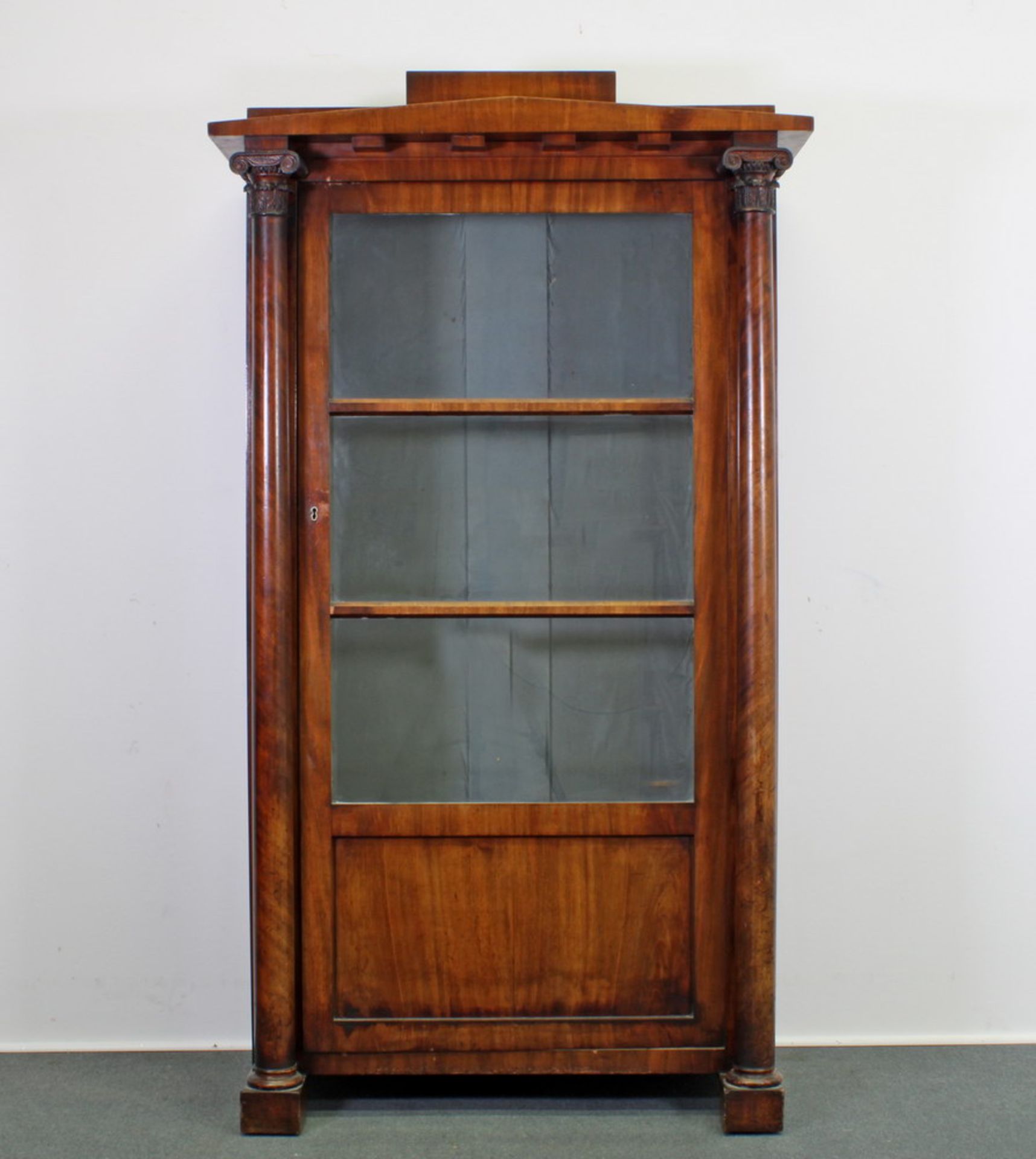 Vitrine, Biedermeier, Berlin/Brandenburg, um 1825, Mahagoni, eintürig, 3/4-verglast, seitlich