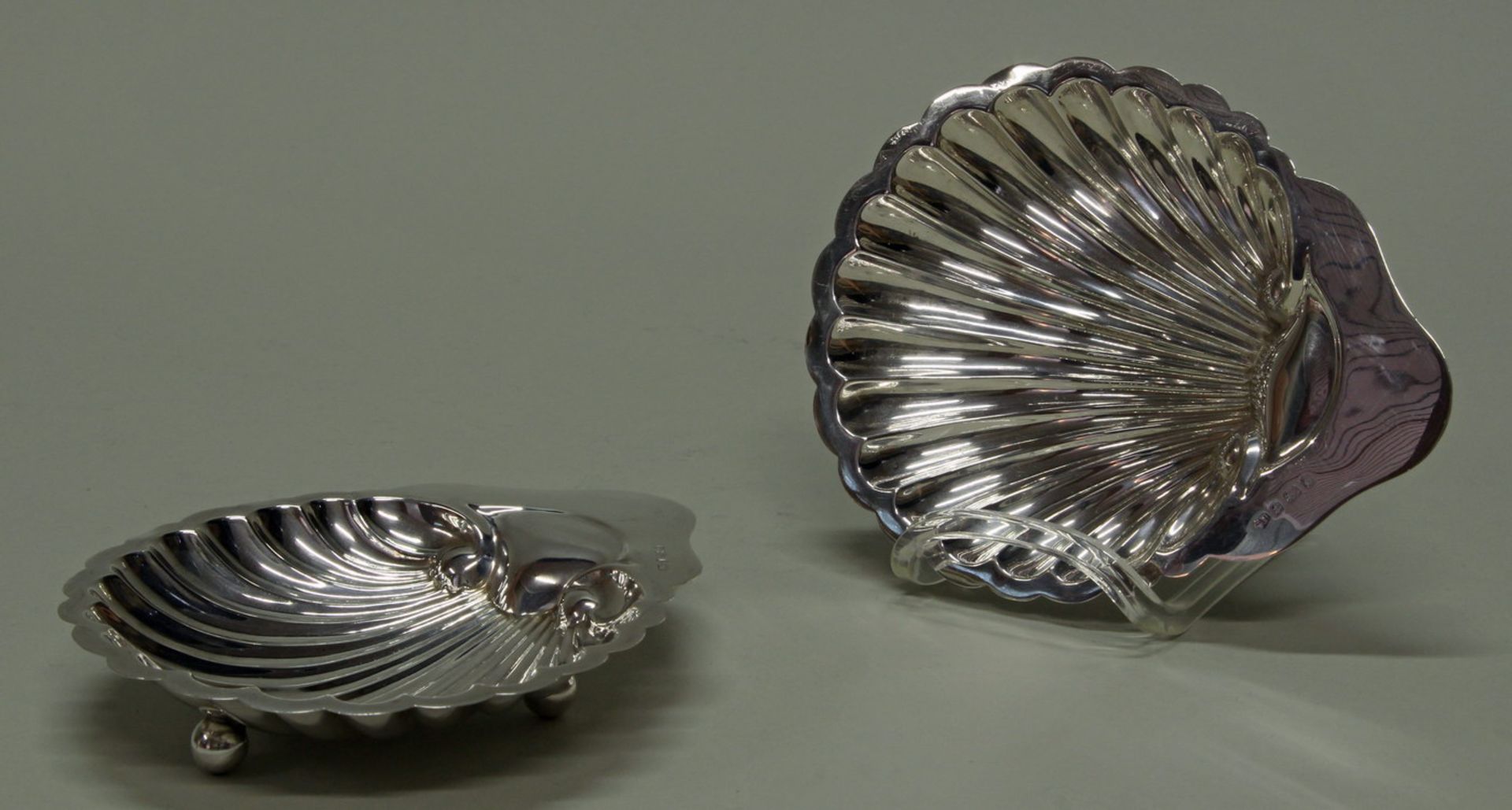 Paar Muschelschälchen, Silber 925, Birmingham, 1904, George Unite, je auf drei Kugelfüßen, 2.5 x