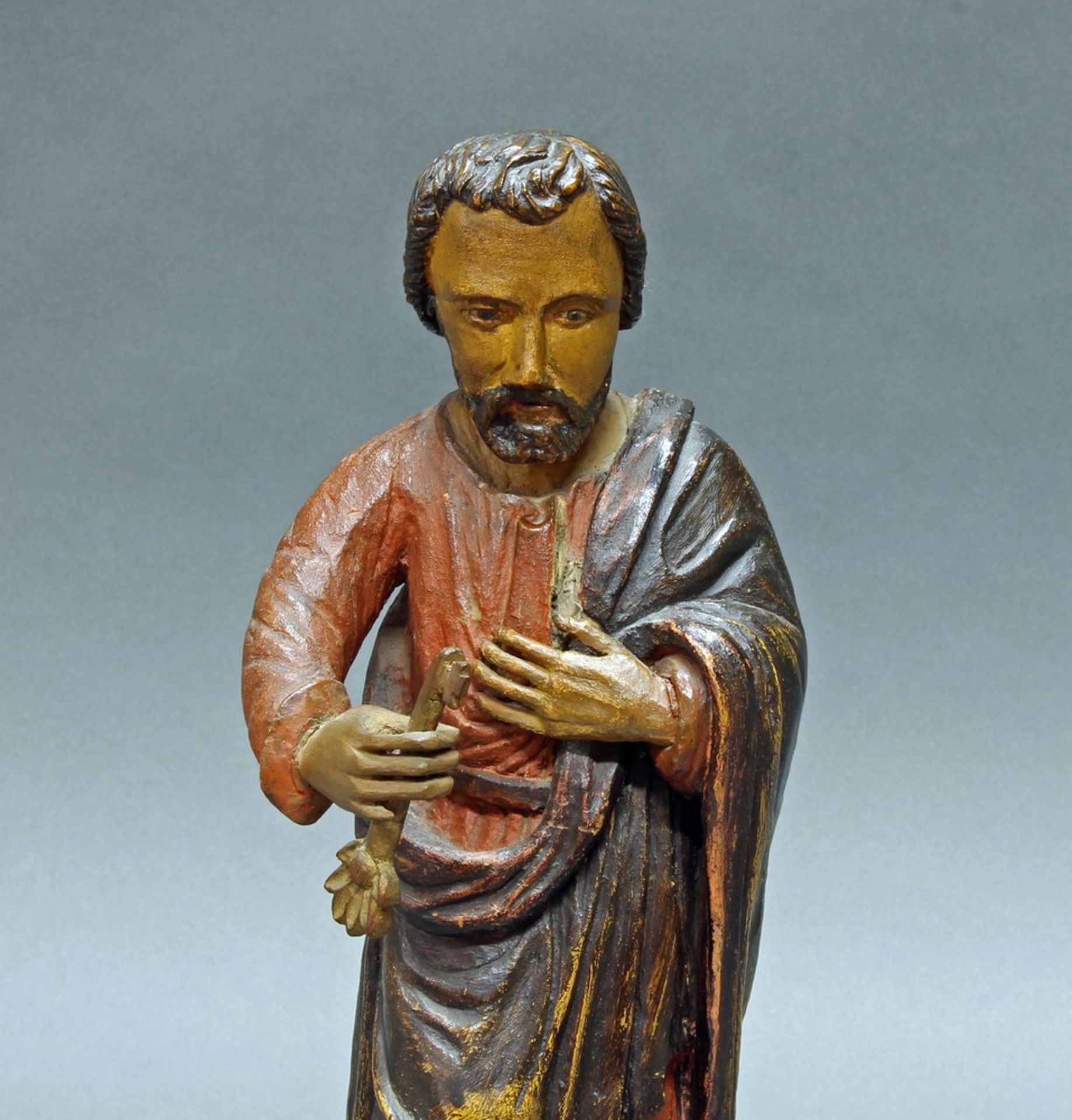 Skulptur, Holz geschnitzt, "Hl. Petrus", 19./20.Jh., farbig gefasst, 34.5 cm hoch, rechte Hand - Bild 3 aus 3