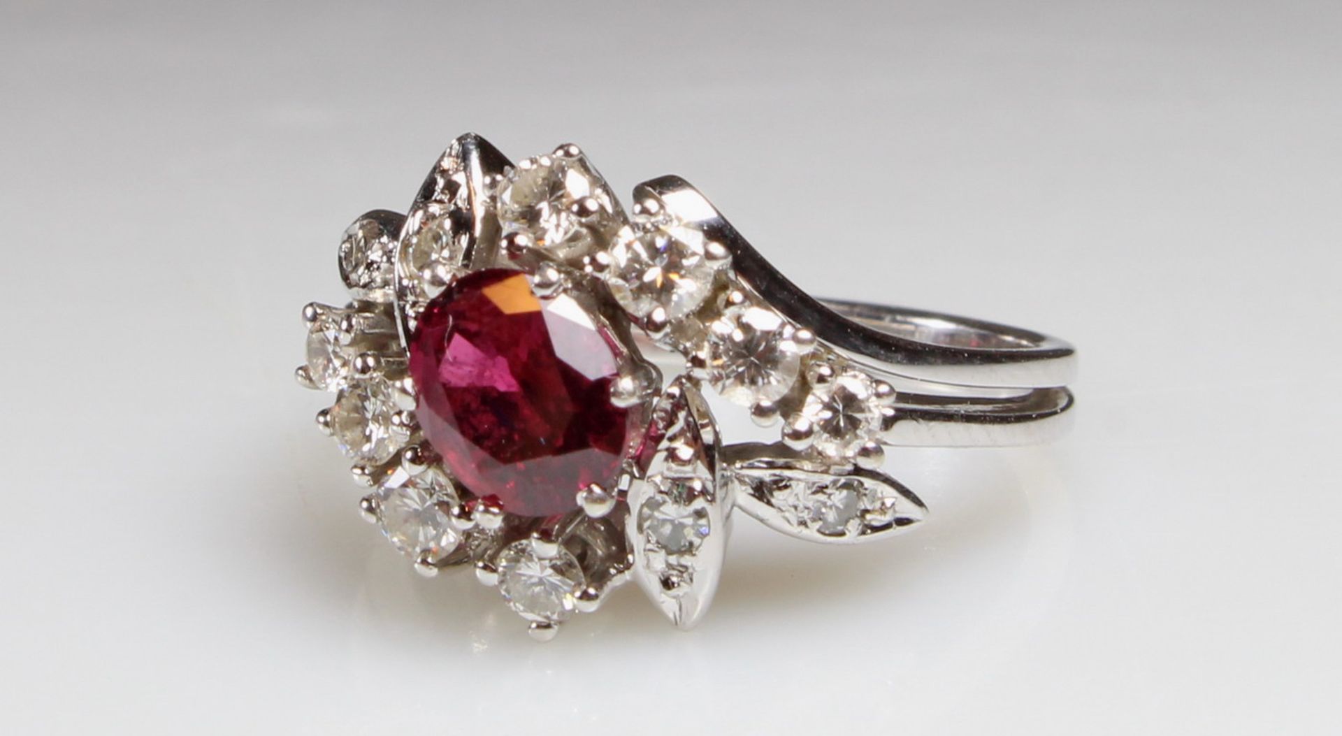 Ring, WG 585, 1 oval facettierter Rubin, 12 Besatz-Diamanten, 4 g, RM 17