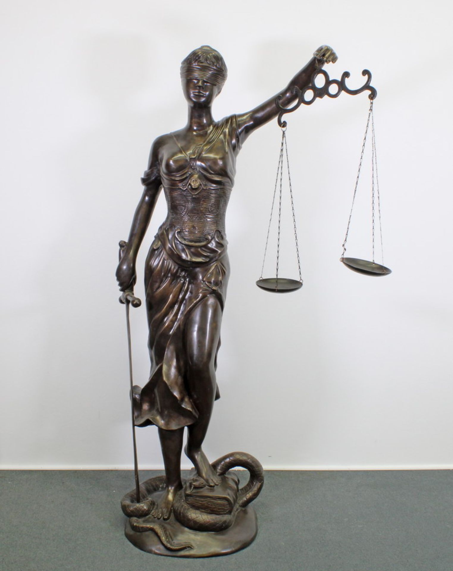 Bronze, "Justitia - Allegorie der Gerechtigkeit", ca. 30 kg, 157 cm hoch, Waage abnehmbar. Schwere