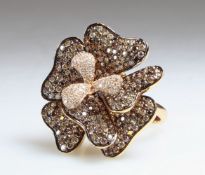 Ring, in Blütenform, RG 750, Brillanten zus. ca. 3.38 ct., crystal/cognacfarben/braun, diverse