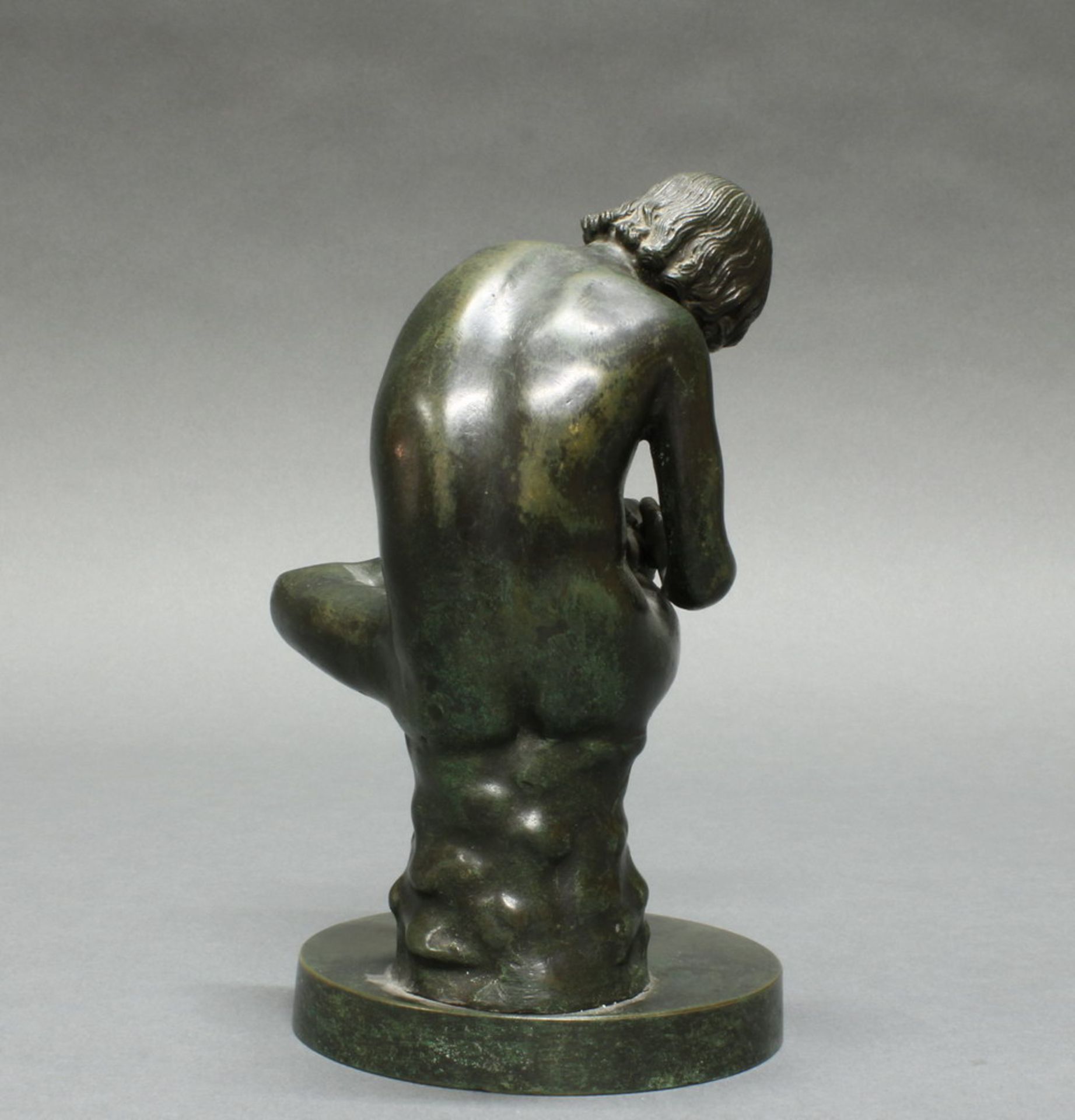 Bronze, "Kapitolinischer Dornauszieher", nach dem antiken Vorbild, 20. Jh., 19 cm hoch - Bild 3 aus 4