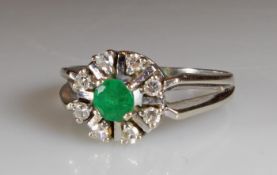 Ring, WG 585, 1 runder facettierter Smaragd, 8 kleine Diamanten zus. ca. 0.16 ct., 4 g, RM 17