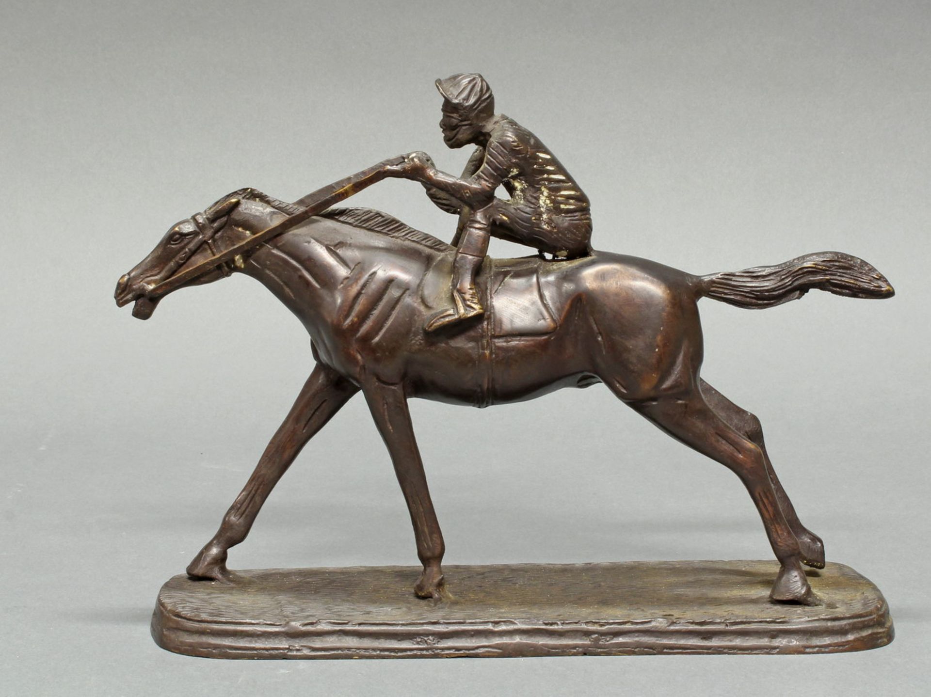 Bronze, dunkelbraun patiniert, "Jockey", 20. Jh., 20 cm hoch, 28 cm lang, an einigen Stellen