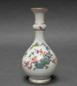 Vase, Meissen, Schwertermarke, 1. Wahl, indisches Astmuster, bunt, Goldrand, Flaschenform, 18 cm