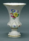 Vase, Meissen, Schwertermarke, 1. Wahl, Kraterform, beidseitig bemalt mit bunten Blumen, Goldzier,