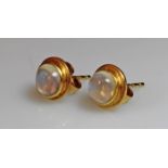 Paar Ohrstecker, GG 585, 2 Mondstein-Cabochons, 3 g