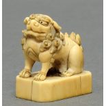 Siegelnetsuke, "Sitzender Shishi", Japan, 19. Jh., Elfenbein, geschnitzt, 4 cm hoch,