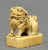 Siegelnetsuke, "Sitzender Shishi", Japan, 19. Jh., Elfenbein, geschnitzt, 4 cm hoch,