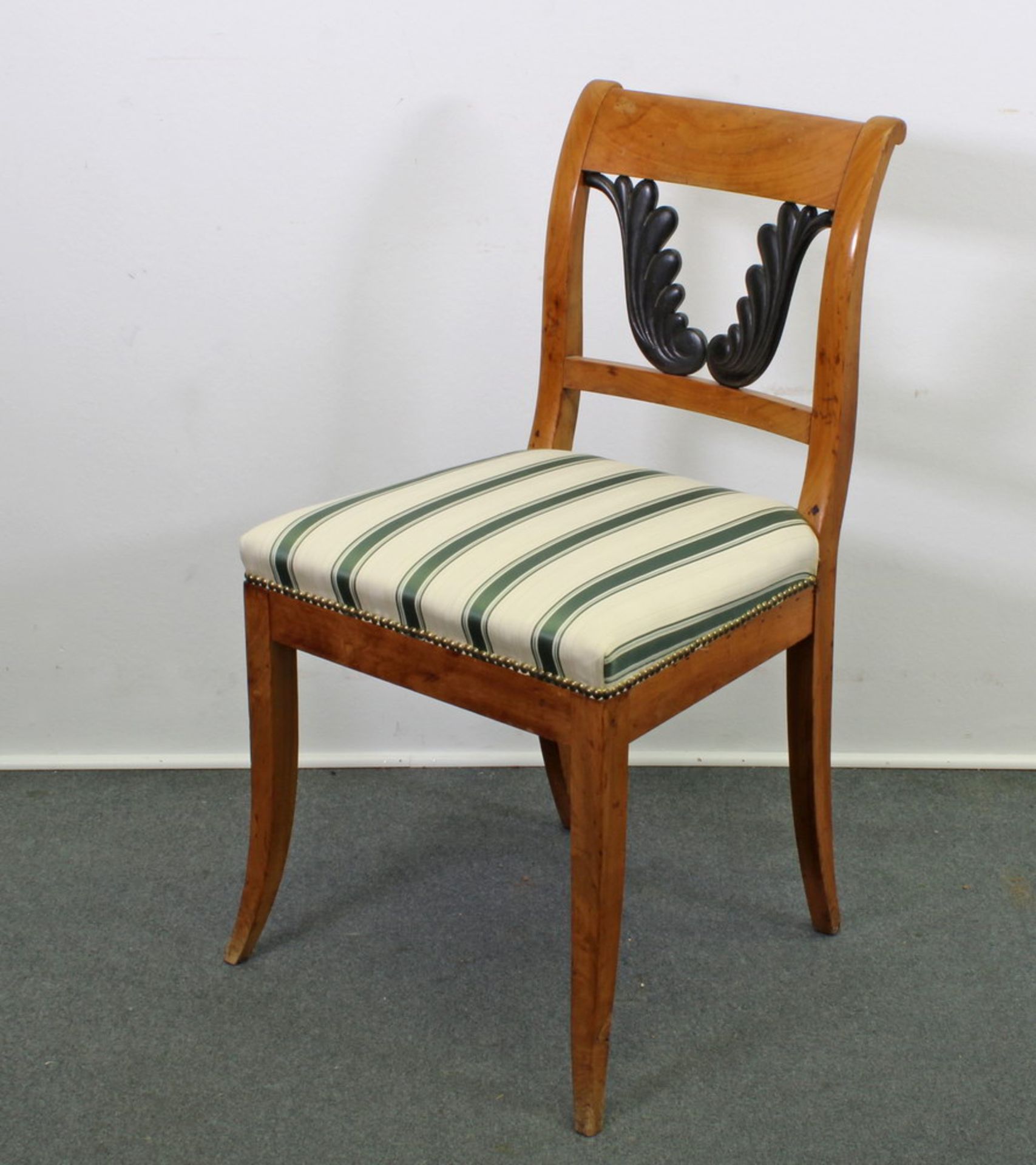 4 Stühle, Biedermeier,um 1825, Kirschbaum, ebonisierte Rückenbretter, erneuerte Sitzpolster, - Bild 2 aus 2