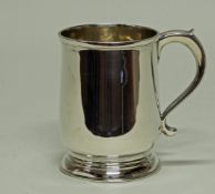 Mug, Silber 925, Birmingham, 1919, William Hutton & Sons Ltd., glatt, Ohrenhenkel, getreppter Fuß,