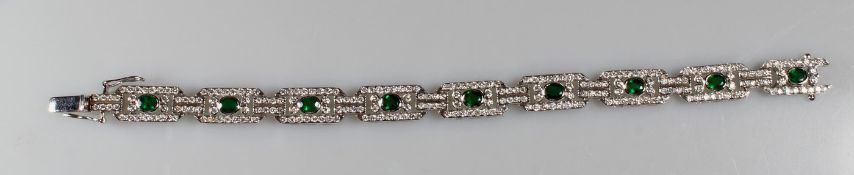 Armband, WG 750, 9 oval facettierte Smaragde zus. ca. 3.0 ct., Brillanten zus. ca. 3.68 ct., etwa