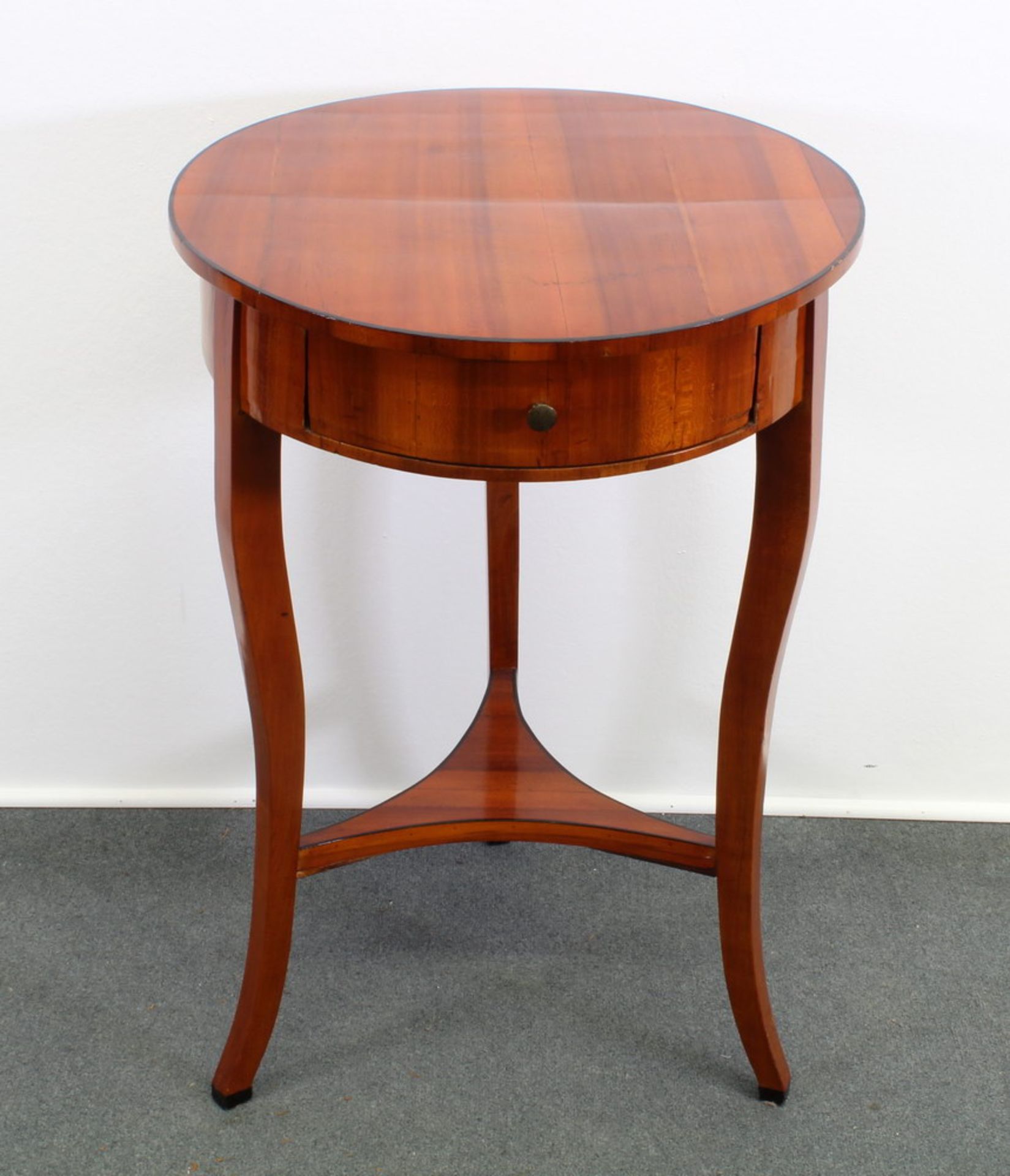 Beistelltisch, Biedermeier, um 1825, Kirschbaum, ein Schubfach, 76 cm hoch, ø 48 cm