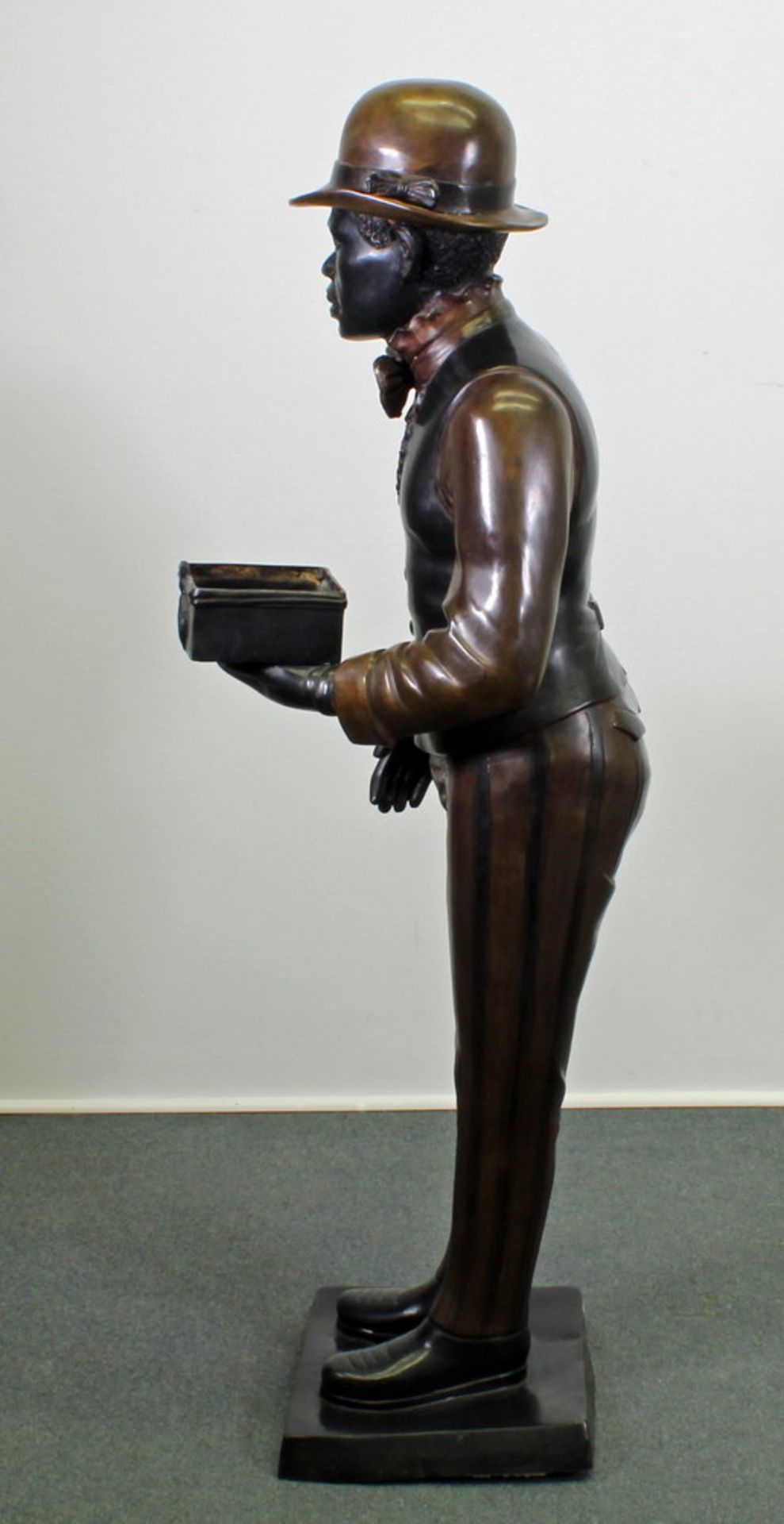 Bronze, "Butler", 20 Jh., 119 cm bzw. 123 cm hoch, Rand des Sockels hinten mit kleinem Riss - Image 4 of 4