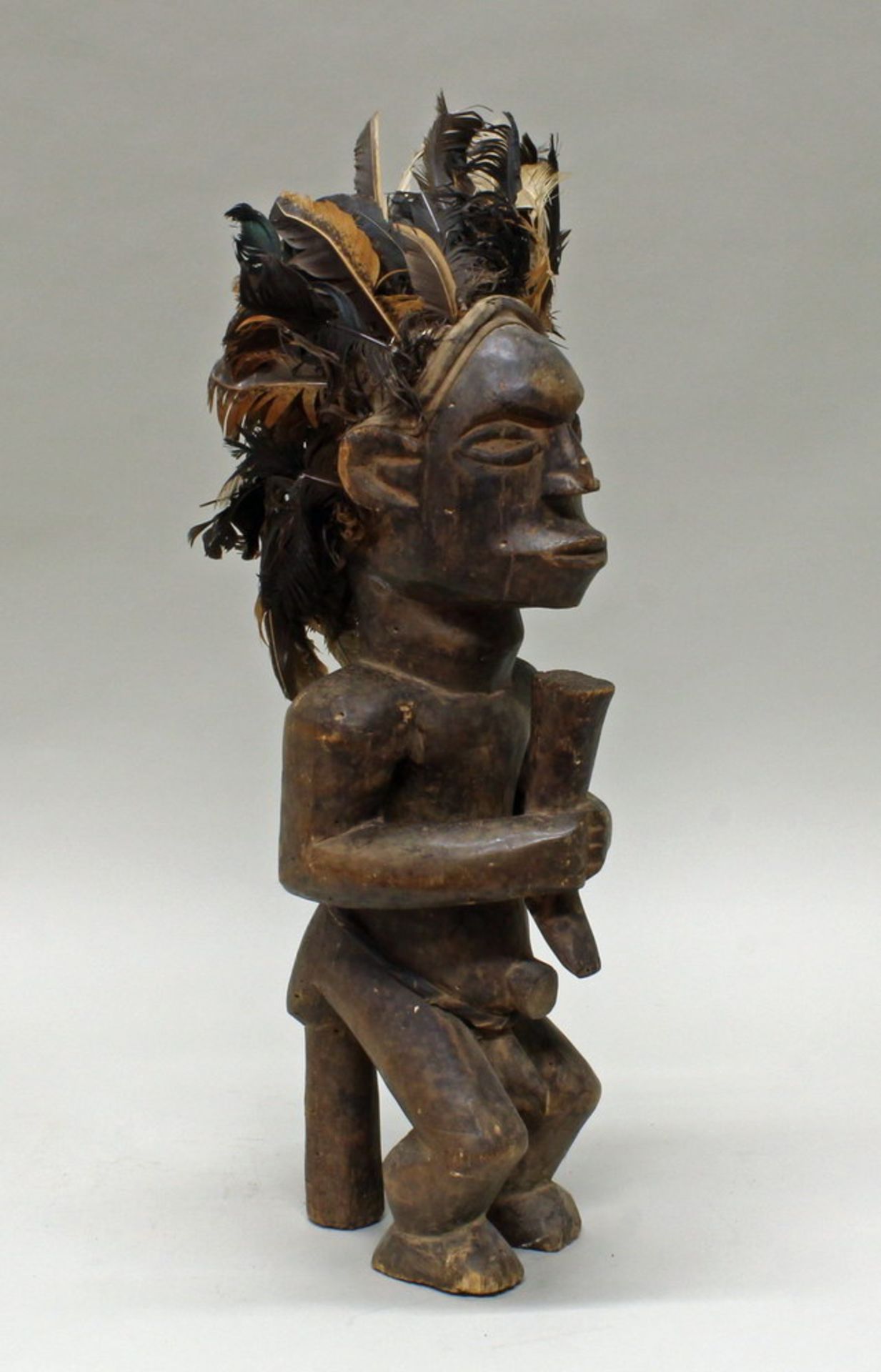 Sitzende Figur, mit Federschmuck, Fang, Afrika, Holz, ca. 50 cm hoch. Provenienz: Privatsammlung - Bild 2 aus 4