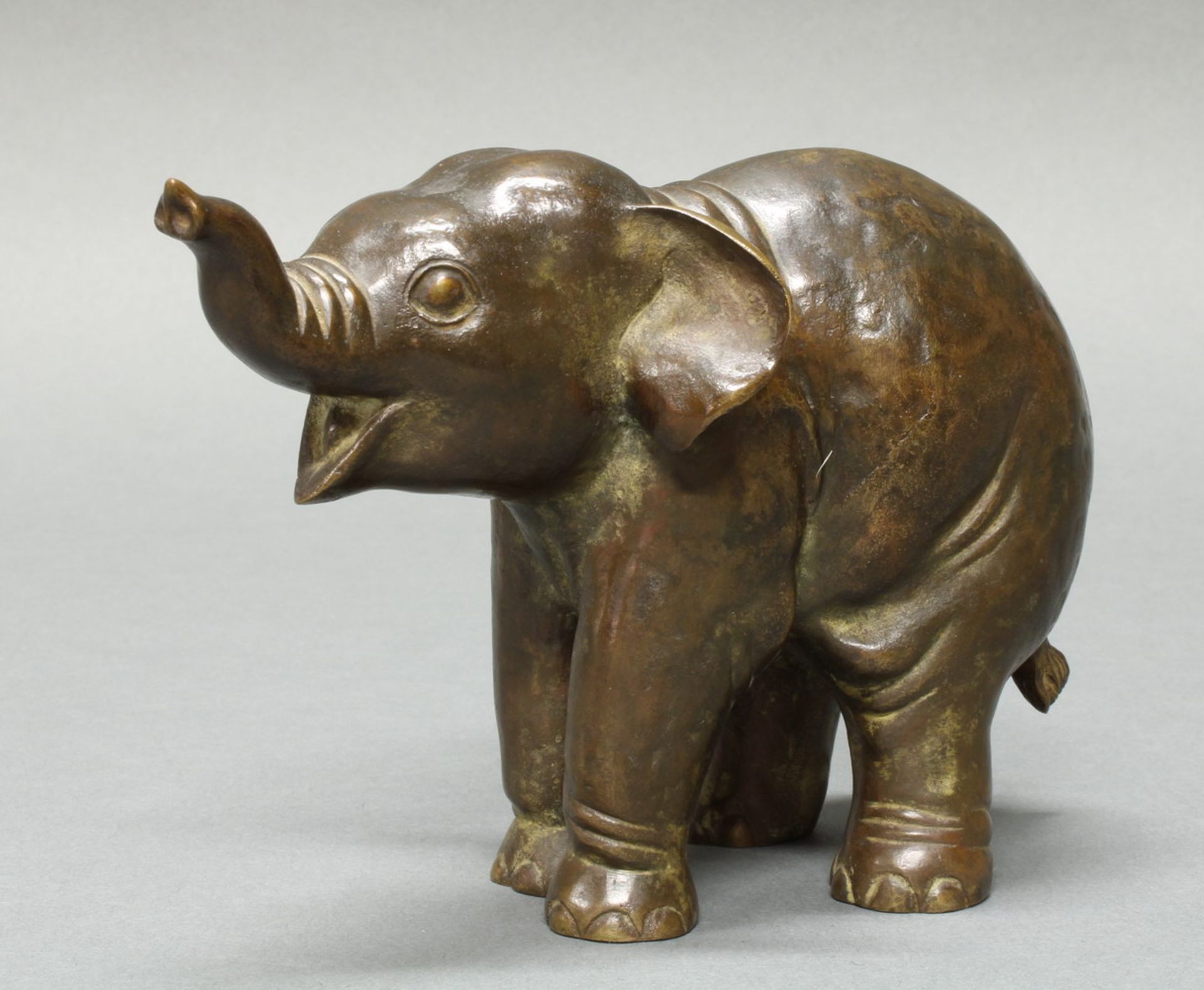 Bronze, braun patiniert, "Junger Elefant", auf der Standfläche bezeichnet L. Scherf, 12 cm hoch.