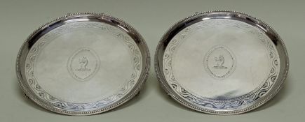 Paar Salver, Silber 925, London, 1788, Elizabeth Jones, Perlrand, Spiegel mit Bordürenband und