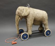 Steiff-Tier, "Reit-Elefant", Steiff, wohl 1950er Jahre, Mohairplüsch, Glasaugen, Zugstimme,