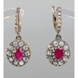Paar Ohrgehänge, Ende 19. Jh., Silber 925, teils vergoldet, 2 facettierte Rubine, Diamant-