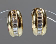 Paar Ohrclipse, gepunzt Cartier, Nr. 779769, GG 750, 16 Baguette-Diamanten zus. ca. 1.50 ct., 12 g