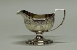 Sahnegießer, Silber 925, London, 1813, Meistermarke IWS/WE, innen vergoldet, ovaler Fuß und Rand mit
