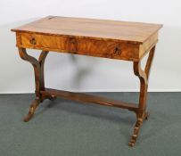 Kleiner Schreibtisch, 19. Jh., Nussbaum, ein Schubfach, 76 x 96 x 53.5 cm, Platte mit
