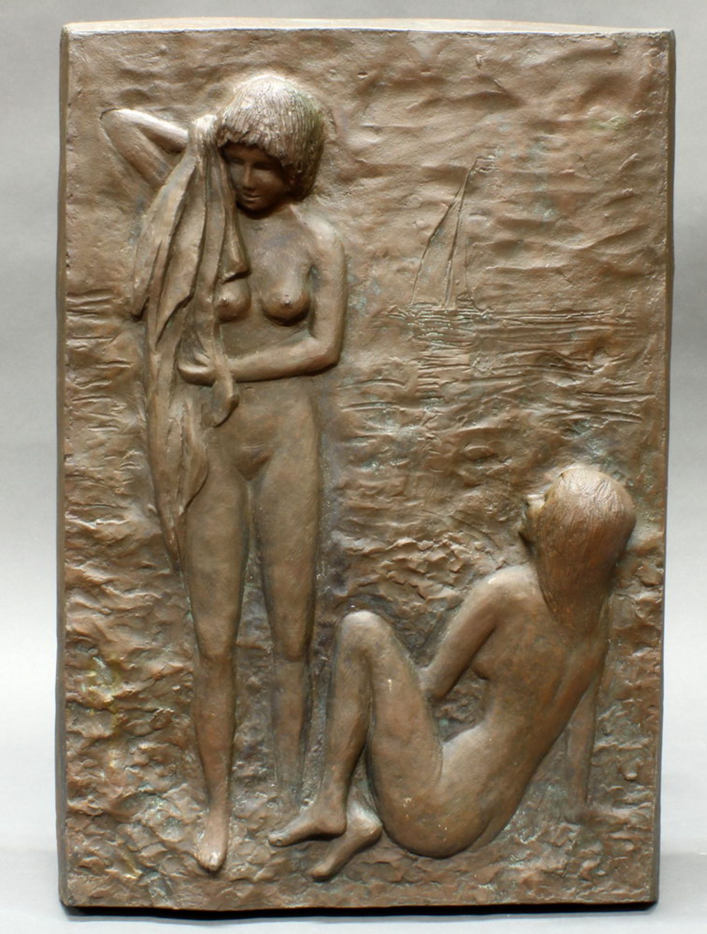 Bronzerelief, braun patiniert, "Badende", unten rechts monogrammiert MK (ligiert), 61 x 42 cm.