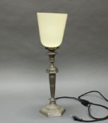Tischlampe, 20. Jh., Zinn, crèmefarbener Glasschirm mit Rautenmuster, einflammig, elektrifiziert, 54