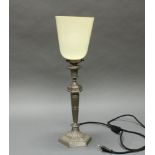 Tischlampe, 20. Jh., Zinn, crèmefarbener Glasschirm mit Rautenmuster, einflammig, elektrifiziert, 54