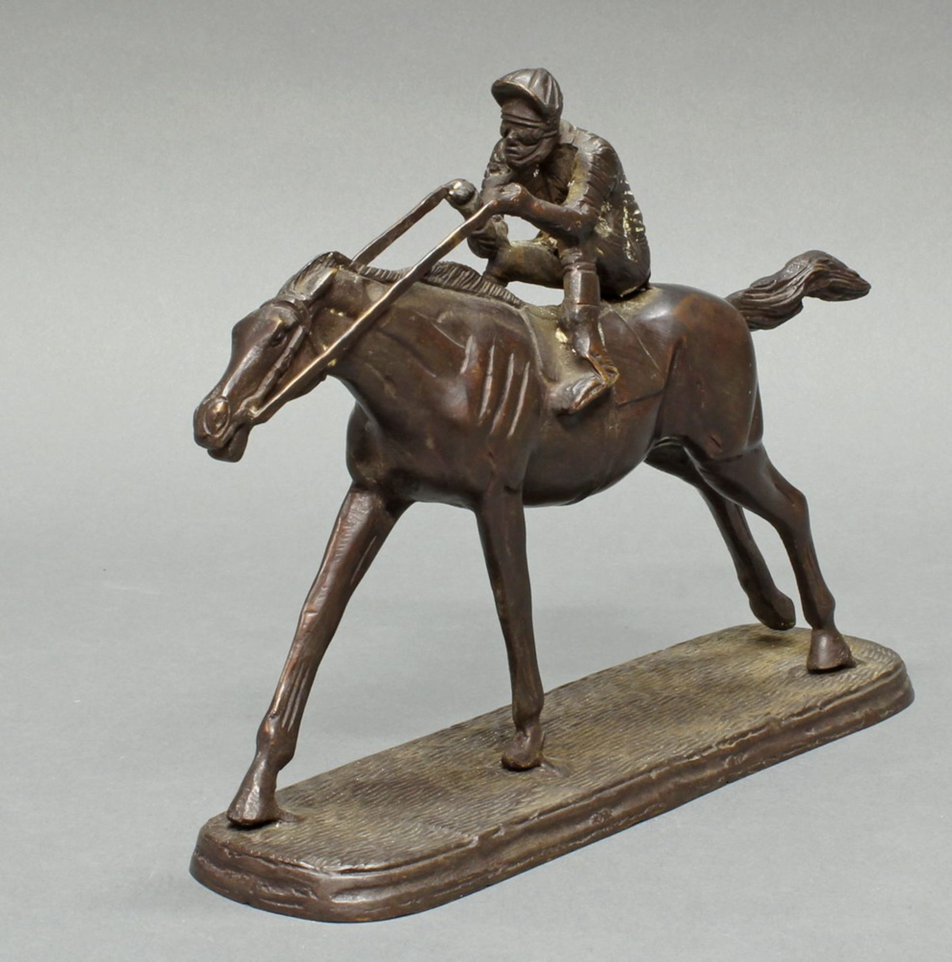 Bronze, dunkelbraun patiniert, "Jockey", 20. Jh., 20 cm hoch, 28 cm lang, an einigen Stellen - Bild 2 aus 3