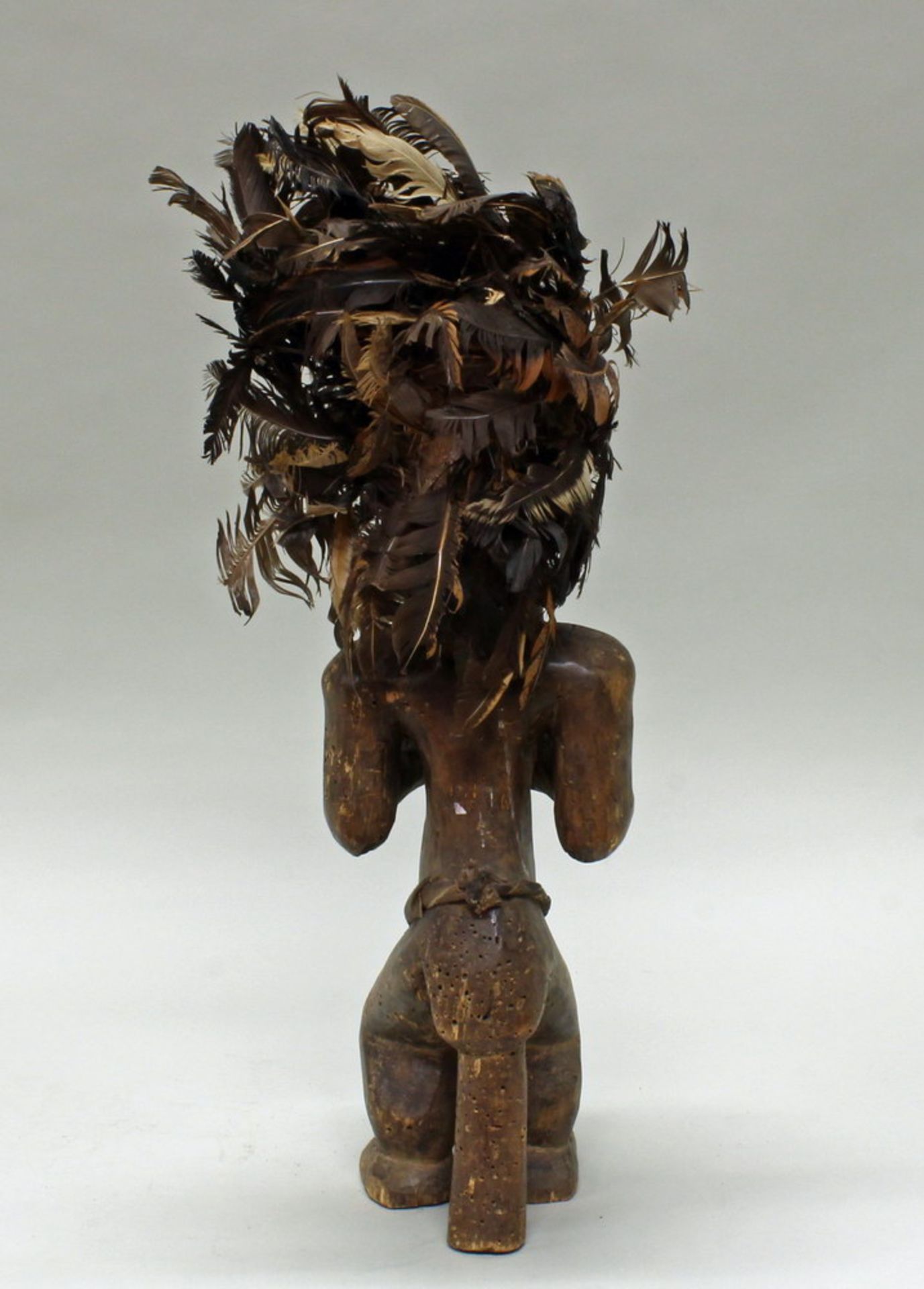 Sitzende Figur, mit Federschmuck, Fang, Afrika, Holz, ca. 50 cm hoch. Provenienz: Privatsammlung - Bild 3 aus 4