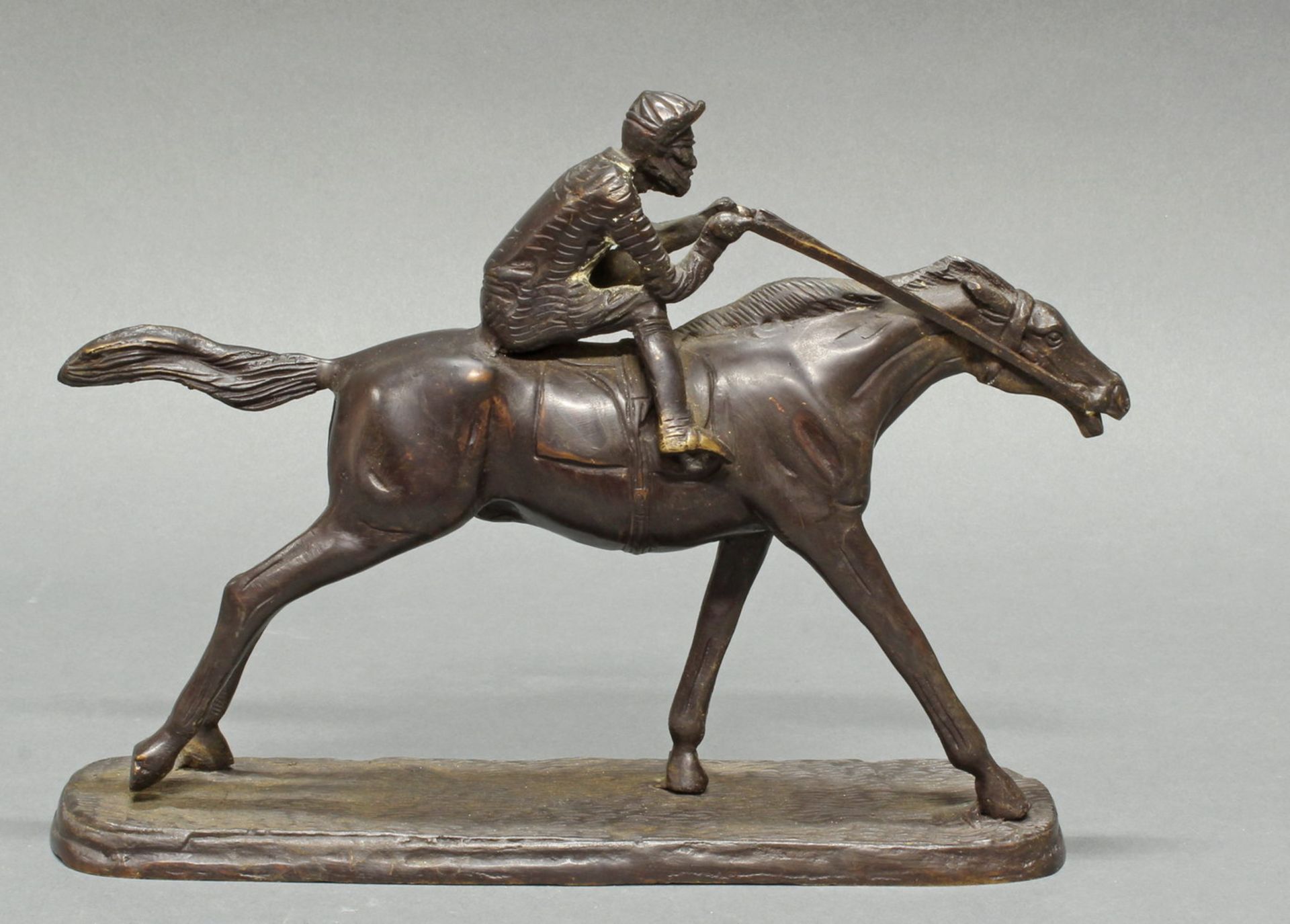 Bronze, dunkelbraun patiniert, "Jockey", 20. Jh., 20 cm hoch, 28 cm lang, an einigen Stellen - Bild 3 aus 3